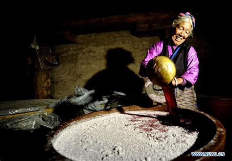 Discover China: Ethnic Naxi people toast better life in Tibetan red .